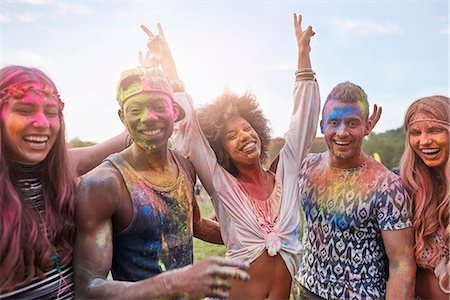 simsearch:649-08825183,k - Portrait of group of friends at festival, covered in colourful powder paint Foto de stock - Sin royalties Premium, Código: 649-08825173