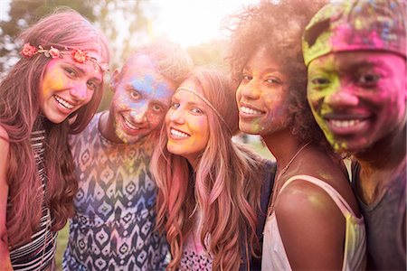 simsearch:649-08825183,k - Portrait of group of friends at festival, covered in colourful powder paint Foto de stock - Sin royalties Premium, Código: 649-08825187