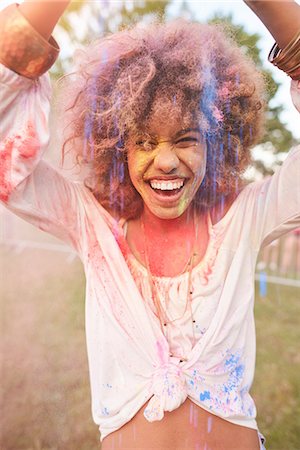 simsearch:649-08825183,k - Portrait of young woman at festival, covered in colourful powder paint Foto de stock - Sin royalties Premium, Código: 649-08825181