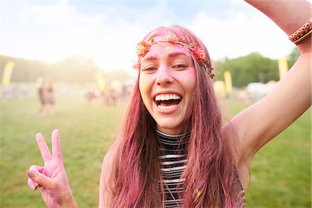 simsearch:649-08825183,k - Portrait of young woman at festival, covered in colourful powder paint Foto de stock - Sin royalties Premium, Código: 649-08825194