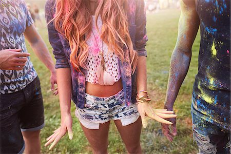 simsearch:649-08825183,k - Group of friends at festival, covered in colourful powder paint, mid section Foto de stock - Sin royalties Premium, Código: 649-08825195