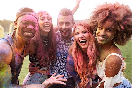 simsearch:649-08825183,k - Portrait of group of friends at festival, covered in colourful powder paint Foto de stock - Sin royalties Premium, Código: 649-08825198