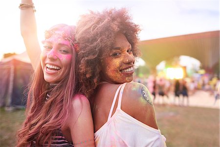 simsearch:649-08825183,k - Portrait of two female friends at festival, covered in colourful powder paint Foto de stock - Sin royalties Premium, Código: 649-08825191