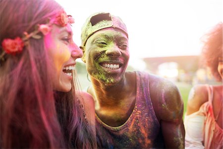 simsearch:649-08825183,k - Group of friends at festival, covered in colourful powder paint Foto de stock - Sin royalties Premium, Código: 649-08825201
