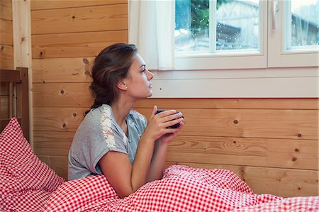 simsearch:649-08124898,k - Young woman looking through window from log cabin bed, Tyrol, Austria Foto de stock - Sin royalties Premium, Código: 649-08825239