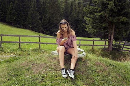 simsearch:649-07804672,k - Young woman sitting in field reading smartphone texts, Sattelbergalm, Tyrol, Austria Stockbilder - Premium RF Lizenzfrei, Bildnummer: 649-08825252