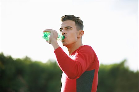 Portrait of man drinking from water bottle Foto de stock - Sin royalties Premium, Código: 649-08825294
