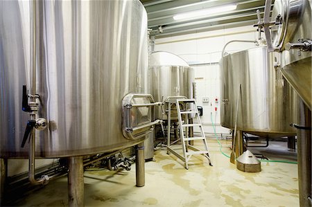 fábrica de cerveza - Brew tanks in small scale brewery Foto de stock - Sin royalties Premium, Código: 649-08823938