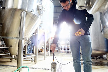 simsearch:614-08879201,k - Worker in brewery, checking the temperature of water in brew tank Stockbilder - Premium RF Lizenzfrei, Bildnummer: 649-08823941