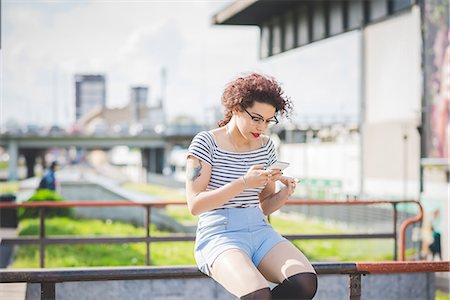 simsearch:649-08824678,k - Woman sitting in urban area texting on smartphone, Milan, Italy Stockbilder - Premium RF Lizenzfrei, Bildnummer: 649-08823991