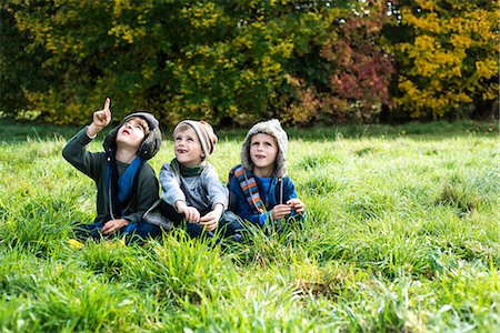 simsearch:614-01626833,k - Three boys, sitting together in field, in autumn Foto de stock - Sin royalties Premium, Código: 649-08839975