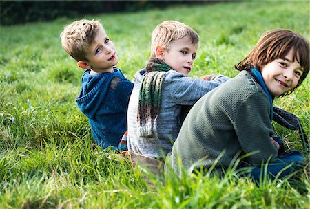 simsearch:614-01626833,k - Portrait of three boys, sitting together in field, in autumn Foto de stock - Sin royalties Premium, Código: 649-08839977