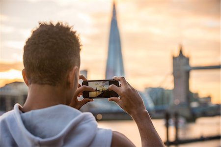 photographier - Man by riverside taking photograph of Tower Bridge and The Shard, Wapping, London, UK Photographie de stock - Premium Libres de Droits, Code: 649-08840005