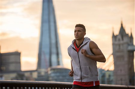 shard and tower bridge - Man running by riverside, Tower Bridge and The Shard in background, Wapping, London, UK Photographie de stock - Premium Libres de Droits, Code: 649-08840002