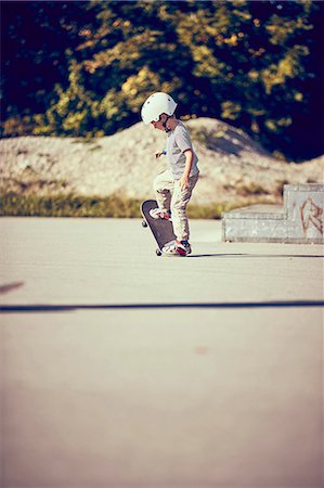 simsearch:6102-06471171,k - Boy skateboarding in park Photographie de stock - Premium Libres de Droits, Code: 649-08840026