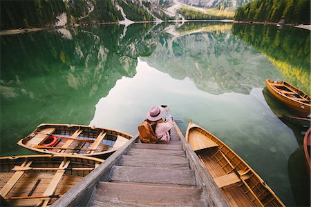 simsearch:649-08840090,k - Woman relaxing on pier, Lago di Braies, Dolomite Alps, Val di Braies, South Tyrol, Italy Foto de stock - Sin royalties Premium, Código: 649-08840111