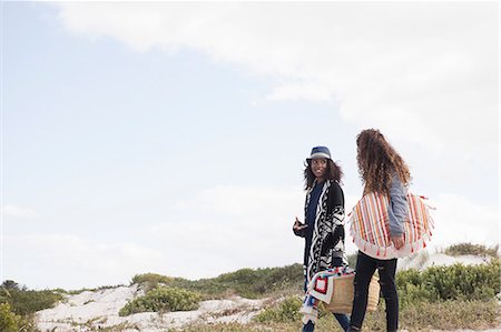 diversity - Two young female friends strolling on beach, Western Cape, South Africa Photographie de stock - Premium Libres de Droits, Code: 649-08840224