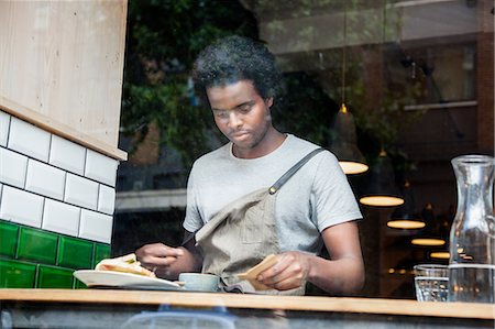 simsearch:614-03649630,k - Waiter preparing order at cafe window Photographie de stock - Premium Libres de Droits, Code: 649-08840234