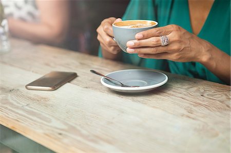 Woman's hands holding coffee cup in cafe window Stockbilder - Premium RF Lizenzfrei, Bildnummer: 649-08840276