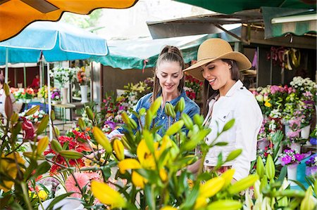 Young female tourist selecting flowers at market stall, Split, Dalmatia, Croatia Foto de stock - Sin royalties Premium, Código: 649-08840297