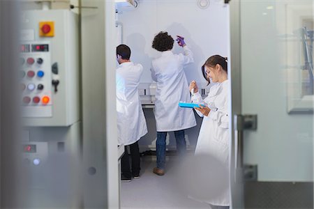 View through doorway of scientists in laboratory Stock Photo - Premium Royalty-Free, Code: 649-08840377