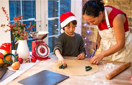 simsearch:649-08860512,k - Mature woman preparing Christmas cookies with son at kitchen counter Stockbilder - Premium RF Lizenzfrei, Bildnummer: 649-08840466