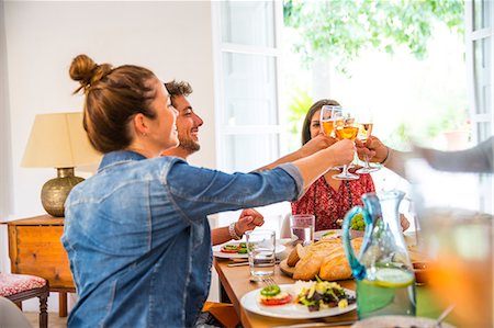 dinner party - Friends dining together, making a toast Foto de stock - Sin royalties Premium, Código: 649-08840595