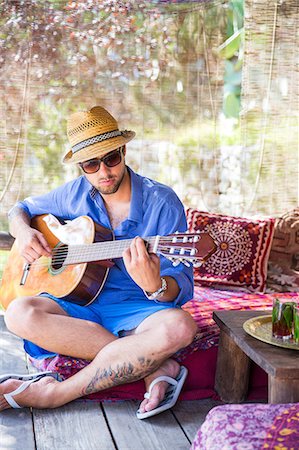 Man playing guitar Photographie de stock - Premium Libres de Droits, Code: 649-08840597