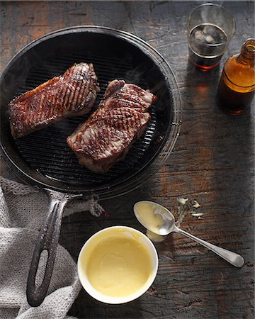 simsearch:649-08824546,k - Sirloin steak in frying pan with bearnaise sauce Photographie de stock - Premium Libres de Droits, Code: 649-08840619