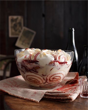 portwein - Bistro dessert of port wine trifle on table Stockbilder - Premium RF Lizenzfrei, Bildnummer: 649-08840627