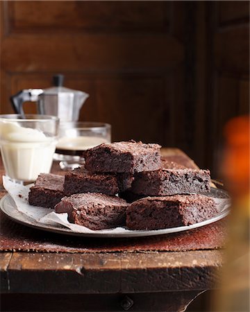 simsearch:649-06830136,k - Stack of chocolate brownies on plate Foto de stock - Sin royalties Premium, Código: 649-08840623