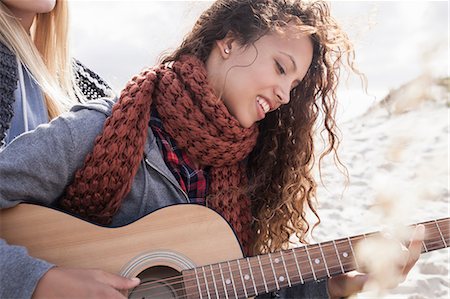 simsearch:649-08840653,k - Two young female friends playing guitar at beach, Western Cape, South Africa Foto de stock - Sin royalties Premium, Código: 649-08840676