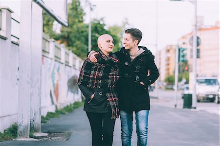 simsearch:649-08060330,k - Young lesbian couple strolling along city street Foto de stock - Royalty Free Premium, Número: 649-08840729