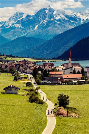 simsearch:614-09213874,k - Landscape view of village and snow capped mountains in Vinschgau Valley, South Tyrol, Italy Foto de stock - Sin royalties Premium, Código: 649-08840777