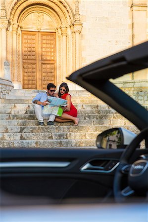 simsearch:649-09078284,k - Young couple with convertible sitting on church stairway looking at map, Calvia, Majorca, Spain Stockbilder - Premium RF Lizenzfrei, Bildnummer: 649-08840808