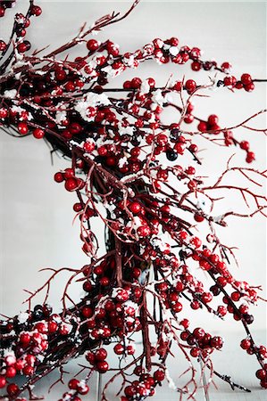 simsearch:649-08548207,k - Cropped shot of twig and red berry christmas wreath Photographie de stock - Premium Libres de Droits, Code: 649-08840851