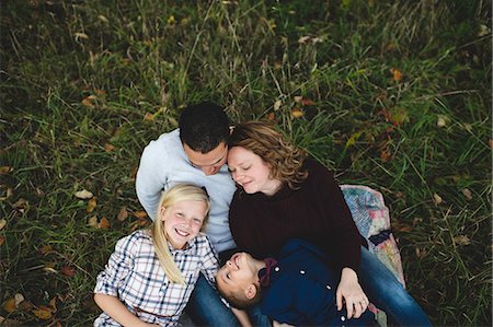 simsearch:649-08824842,k - Overhead view of family lying down together on grass Fotografie stock - Premium Royalty-Free, Codice: 649-08859583