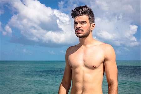 Portrait of young man beside sea, Fortaleza, Ceara, Brazil Photographie de stock - Premium Libres de Droits, Code: 649-08859754