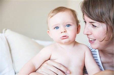 simsearch:649-07239579,k - Portrait of dribbling baby boy with mother on bed Foto de stock - Sin royalties Premium, Código: 649-08859765