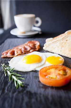 simsearch:649-08859791,k - Toast with bacon, fried eggs and tomato breakfast on slate Stock Photo - Premium Royalty-Free, Code: 649-08859788