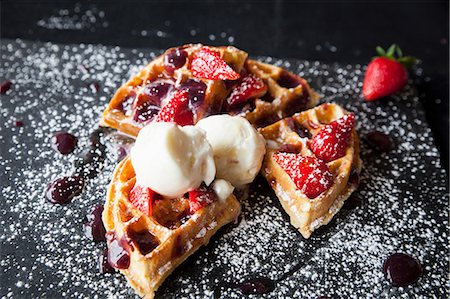 simsearch:649-08859795,k - Strawberries and ice cream waffle on slate sprinkled with icing sugar Foto de stock - Royalty Free Premium, Número: 649-08859800