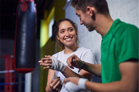 Young male and female boxers chatting while bandaging  hands Photographie de stock - Premium Libres de Droits, Code: 649-08859817