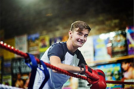 simsearch:649-08859816,k - Portrait of young male boxer leaning against boxing ring ropes Foto de stock - Sin royalties Premium, Código: 649-08859820