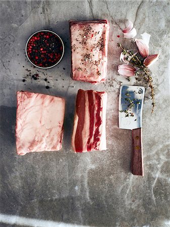 Raw beef short ribs with meat cleaver and peppercorns, overhead view Fotografie stock - Premium Royalty-Free, Codice: 649-08859943