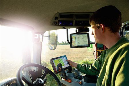 simsearch:649-09258464,k - Young man driving tractor using touchscreen on global positioning system Foto de stock - Royalty Free Premium, Número: 649-08860046