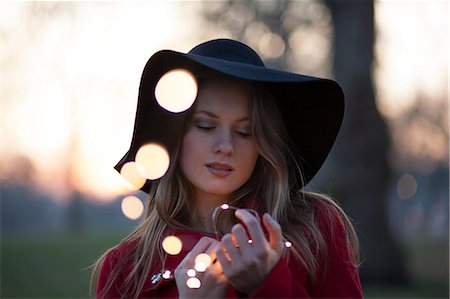 simsearch:649-08860128,k - Young woman in park looking at lights in her hand, London, UK Stockbilder - Premium RF Lizenzfrei, Bildnummer: 649-08860120