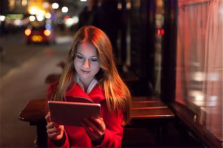 simsearch:649-08860128,k - Young woman using digital tablet in street, London, UK Stockbilder - Premium RF Lizenzfrei, Bildnummer: 649-08860134