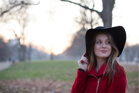 simsearch:649-08840719,k - Young woman in floppy hat in park, London, UK Foto de stock - Royalty Free Premium, Número: 649-08860131