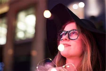 simsearch:649-08840719,k - Young woman enjoying bright neon lights of street, London, UK Foto de stock - Royalty Free Premium, Número: 649-08860133