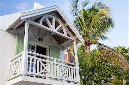 simsearch:649-08922983,k - Mature woman standing on balcony of house, Roches Noire, Mauritius Photographie de stock - Premium Libres de Droits, Code: 649-08860146